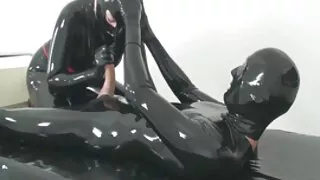 Séduisante MILF film pornot gratuit aux cheveux bouclés s'agenouille pour faire une pipe