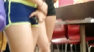 Une bombe latina super chaude caresse sa chatte avec des doigts film x mesvip soignés