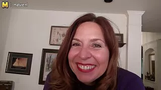 Une fille ludique aux yeux film gratuit xxx bandés fait une pipe profonde bâclée dans un clip hardcore