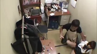 Une brune japonaise glamour pose devant la caméra porno film gratuit
