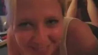 Appétissante blonde Marissa Banks dans son quickie sur film de sexe gratuit en français le canapé