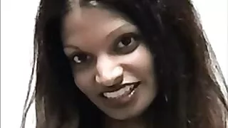 La salope brune Samantha Sin fait plaisir à son petit film porno gratuit belge ami avec une pipe en POV