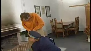 Magnifique tête blonde courbée cloue ses joues de cul avec des pinces film porno amateur francais à linge
