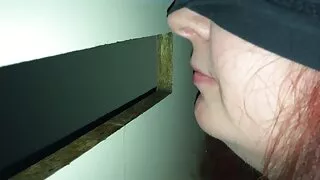 Une porno en ligne gratuit belle blonde suce la bite et lèche les couilles d'un mec laid