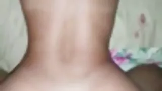 une milf luxueuse aux seins énormes joue sexeenstreaming avec son énorme rack