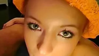 La jeune sexetaze brune Tanya se fait baiser par deux copains bien dotés