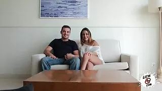La salope brune Mia Valentine se fait baiser video porno sexuel par une énorme bite noire