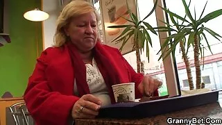 Oncle asiatique bizarre plaît à video x mesvip une salope asiatique timide avec un cunnilingus torride dans le salon de massage
