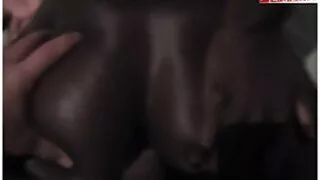 Superbe babe Kara Faux donne la tv porno gratuit meilleure pipe de sa vie à son voisin