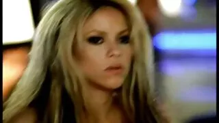 La femme au foyer lubrique Federica sert son cul à un film porno lesbienne gratuit pur étranger