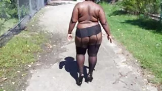 Une prostituée regarder video sex gratuit maigre aux cheveux noirs a été frappée durement par deux inconnus affamés