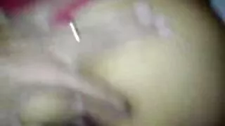 Un étalon aux cheveux film porno de lesbienne gratuit gris rampant mange un chaton sucré d'une salope brune aux gros seins