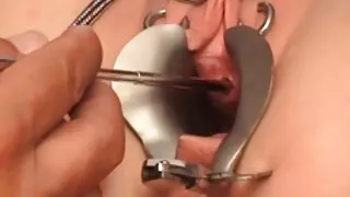 Aleska Diamond, une femme au foyer pornos jeune aux gros seins, avale la bite du plombier et profite du sexe sale