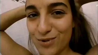 L'adolescente pulpeuse Kira examine film porno entre fille sa douce fente à l'aide d'un gode