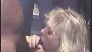 Des MILF aux cheveux noirs aux gros seins chevauchent et sucent video gratuite sex amateur une grosse bite douce