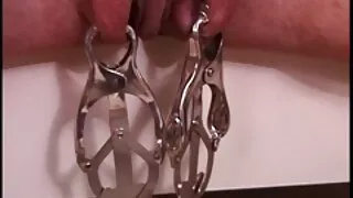 Un mec chauve en chaleur baise tu kif film porno intensément une fille à l'air douce avec un piercing au nombril