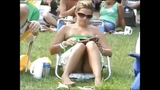 L'esclave rousse Maggie Mead est torturée sur une chaise filmes xxx gratuit BDSM créative