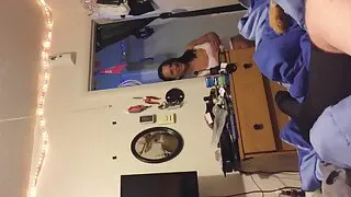 Petite salope asiatique brune suce deux bites et se fait baiser xxx sex gratuit dans la chatte poilue