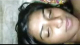 Big tittied petite bombasse présente xxx video jeune une gorge profonde torride à son petit ami dans la chambre à coucher