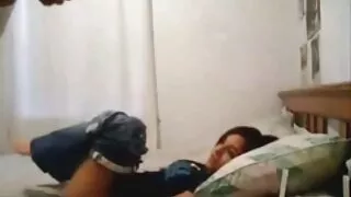 une salope brune recherche porno gratuit bouclée fait plaisir à sa chatte avec une forte giclée d'eau