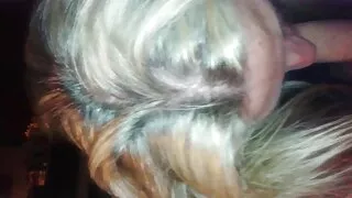 La divine bombe xxx vidéo pornographique brune se fait baiser en position de levrette avant de donner un footjob