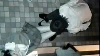 Une brune chaude aux petits seins se fait baiser en pornodrometv levrette sous la jupe