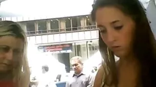 Blonde lubrique avec des nattes mettant son poing dans la film porno coq nu chatte de sa copine