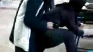 Une écolière russe savoureuse donne la tête à porni gratuit un jardinier excité à l'extérieur