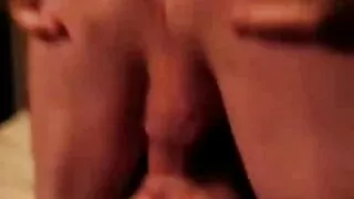 Une xxl film porno bombasse brune excitante chevauche une bite tendue dans un style cowgirl inversé