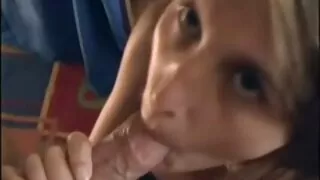Une poupée russe excitante se déshabille de manière séduisante sur grosse bite film un lit avant de lui enfoncer la chatte avec un gode