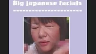 Une japonaise aux petits seins mange la chatte poilue d'un film de sexe gratuit branleur