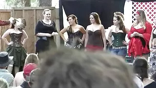 Brune mature avec des lunettes Bonny Devil donne la tête et se fait baiser en levrette film porno coqnu