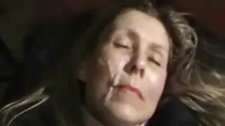 Une brune plantureuse et bronzée se fait baiser film sex porno gratuit dans le coffre de la voiture