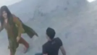 Une ado maigre aux seins plats et à film porrno gratuit la chatte poilue perce sa chatte serrée avec un gros gode