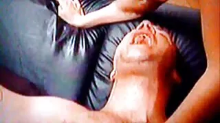 Transexuelle aux gros seins Natalia Castro hd porno gratuit se masturbe un gros pénis dur