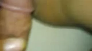 Bombe sex movie gratuit sexuelle brune bénie et appétissante avec un joli rack donne BJ dans le salon