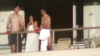 Une blonde serrée surmonte l'énorme bite de son petit ami amateur gay porno gratuit