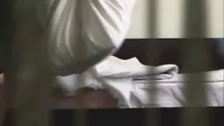 Une jolie brune souriante suce une bite dure pour jouir et se fait baiser en missionnaire sur le sol film pornographique en streaming gratuit