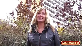 Une blonde aux longues jambes doigte son anus et sa chatte dans une vidéo gay video gratuites de sexe en solo
