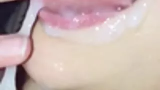 Patte fougueuse aux cheveux bouclés suce une bite juteuse à la fête du streaming film gratuit porno collège