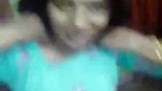 Un mec affamé lèche les tétons sucrés d'une maman aux cheveux noirs videos gratuites de femmes matures aux gros seins