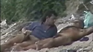 Un mec excité se fait mal film de sexe gratuit en français baiser en position de levrette par des transsexuelles coquines